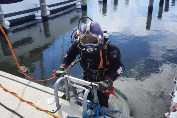 Berufstaucher & Industrietaucher steigt aus dem Wasser